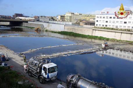 Continuano le operazioni lungo il torrente Polcevera all'altezza della foce per il contenimento della chiazza di greggio, in una foto diffusa il 18 aprile 2016. ANSA/ UFFICIO STAMPA ++HO - NO SALES EDITORIAL USE ONLY++