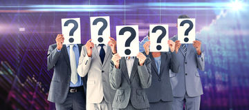 immagine-composita-dei-colleghi-di-affari-che-nascondono-il-loro-fronte-con-il-segno-del-punto-interrogativo-57817998